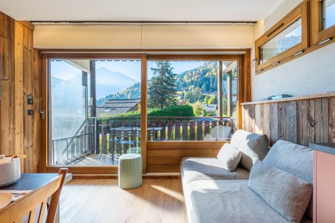 Canapé et le balcon avec vue sur les montagnes 