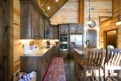 Fully equipped kitchen with seating for four at the island