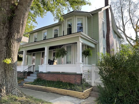 1st Choice Lodging - 1850's Inn