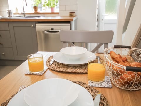 Cottage | Private kitchen | Fridge, dishwasher, electric kettle, toaster