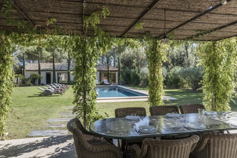 LOURMARIN vacation rental, Provençal bastide for rent with all comfort, garden for 10 people. Online reservation with Plaisirs & Maisons de Provence