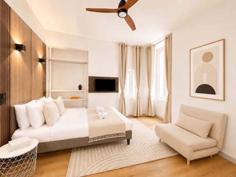 Lovely & spacious living room with ceiling fan
