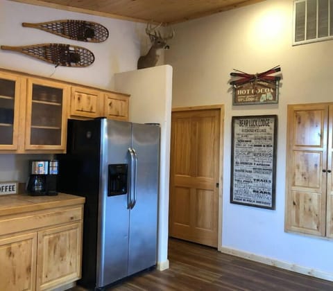 Kitchen include dual coffee pot for drip coffee or single k cup.