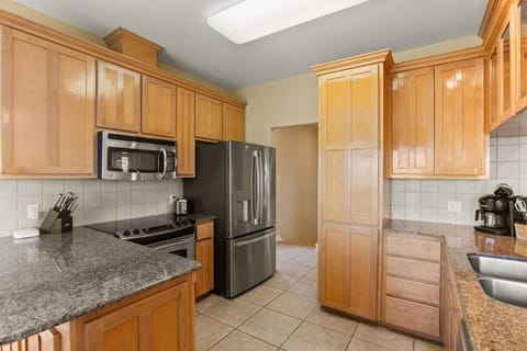 Fully Stocked Kitchen – Cook with Ease