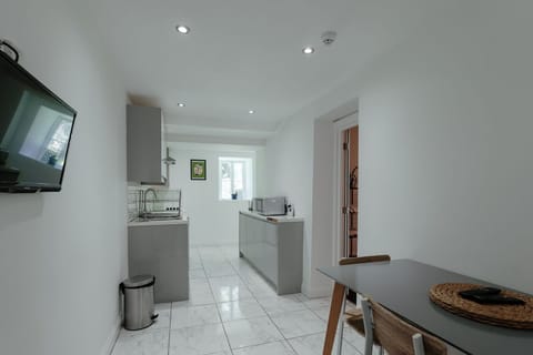Classic Apartment, Private Bathroom | Shared kitchen