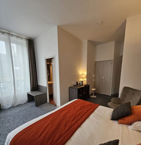 Executive Room | In-room safe, individually decorated, individually furnished, desk