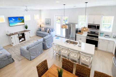 Living Room & Kitchen 