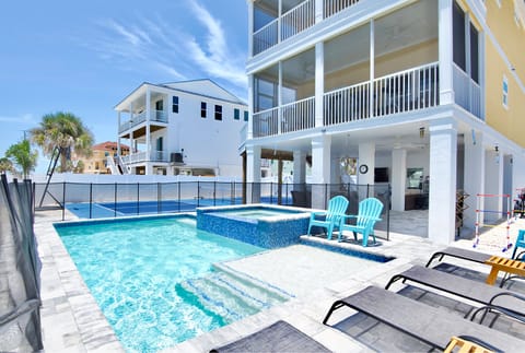 Sparkling, crystal pool with spill over spa!