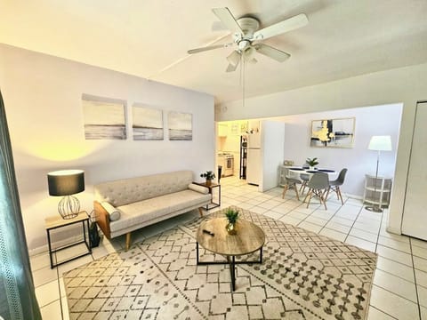 Spacious Living room with A/C and TV with ROKU: Netflix and Youtube