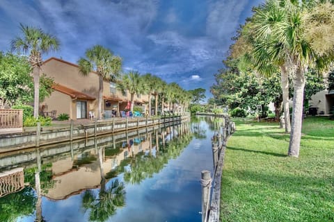 Welcome to Gigi's Sea-Esta in Gulf Highlands. Sleeps 8.