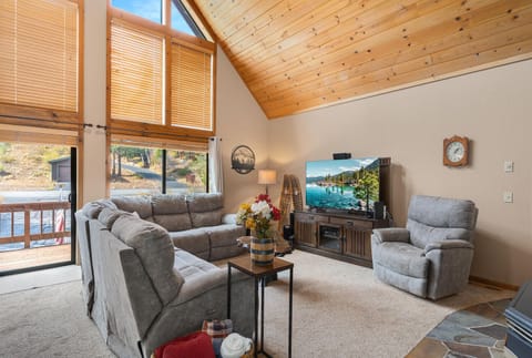 Family Room with Smart TV: Pinecone Lodge with Private Hot tub
