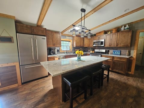 Large Island w/Seating, Large Refrigerator 