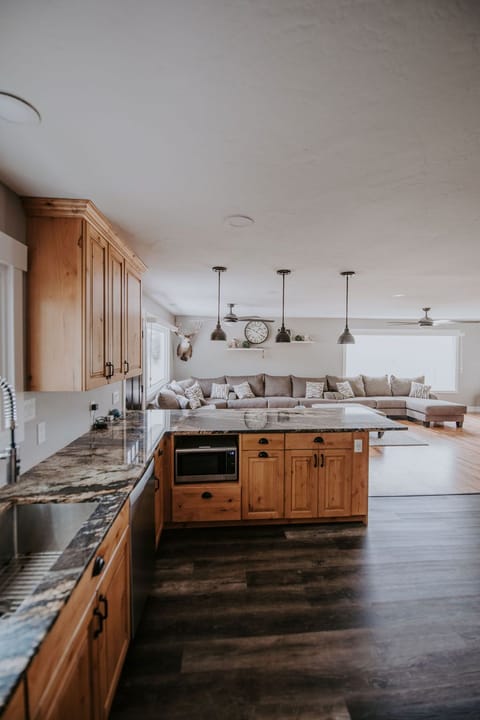 Kitchen bar, granite counter tops.