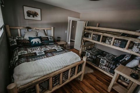 Bedroom 1- Queen bed, bunk bed.
