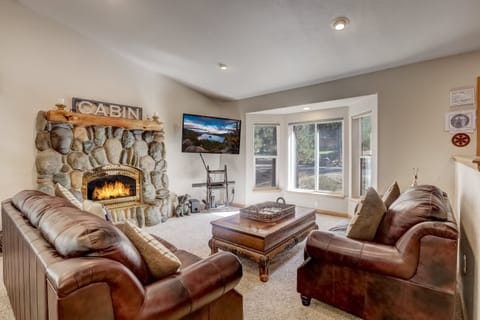 House, Multiple Beds, Hot Tub, Mountain View (Montgomery Estates Bliss) | Interior