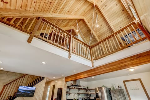 House, Multiple Beds, Hot Tub, Mountain View (Rustic Haven) | Interior