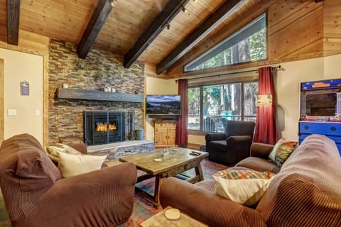 House, Multiple Beds, Patio, Mountain View (Willow's Hideaway) | Living area | 42-inch flat-screen TV with digital channels, fireplace