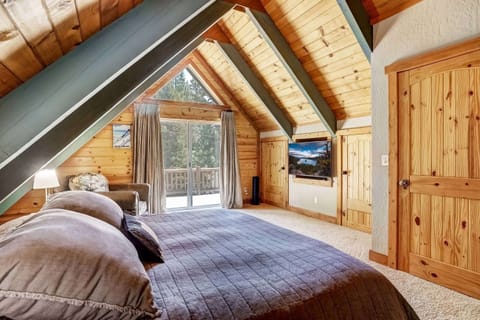 House, Multiple Beds, Patio, Mountain View (Bear Pause) | 4 bedrooms, WiFi (free), individually decorated, individually furnished