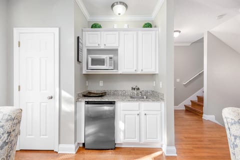 [Wet bar] Mini fridge