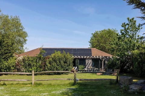 Escape to this idyllic West Sussex lodge and enjoy the ultimate peaceful countryside retreat.