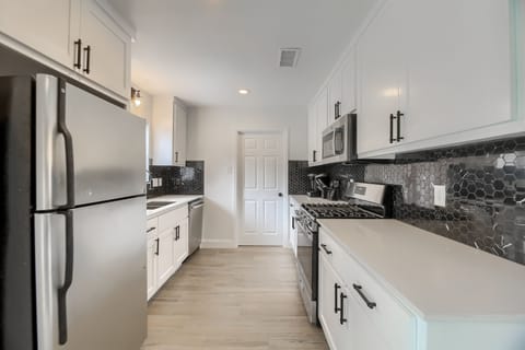 Fully stocked kitchen with all your cooking necessities! 