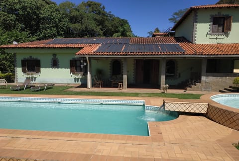 linda casa com sala de 100mts  na frente da piscina e do salão de festa.