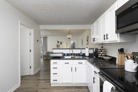 It has all the essential you need for food preparation. Preparing meals would always feel like home.