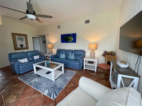 Large living room perfect for enjoying with your family and guests. 
