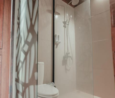 Wooden Suite Room | Bathroom | Shower, towels