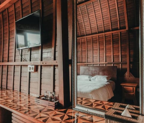 Wooden Suite Room | Desk, free WiFi, bed sheets