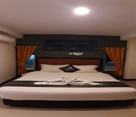 Suite | Desk, WiFi (free), bed sheets