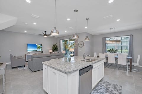 Townhome, 5 Bedrooms | Private kitchen