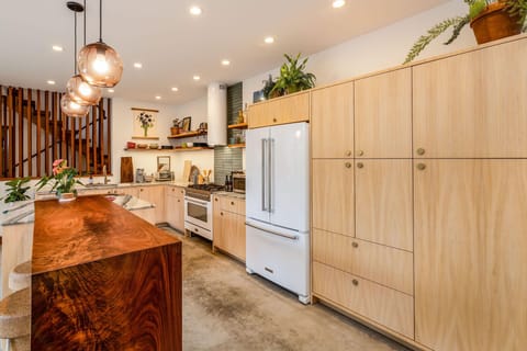 Fridge, oven, sink, drawers, oepn space, table, chairs