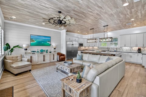 6-seat Golf Cart FREE during your stay! 2 minutes to the beach. Sleeps 16, 7 bedrooms, 6.5 bath, and 11 beds. Game room and bunk rooms. Heated pool steps from the house!