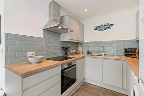 Sea Views from Balcony, Short Walk to Beach,  Parking