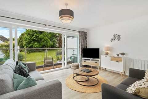 Sea Views from Balcony, Short Walk to Beach,  Parking