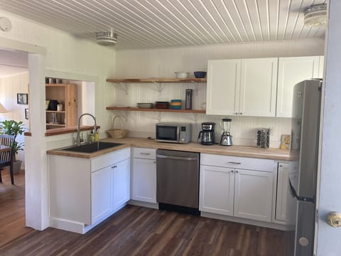Newly renovated kitchen, fully equipped