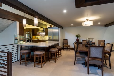 Ideal set up for entertaining. 4 Barstools & 8 dinning chairs.