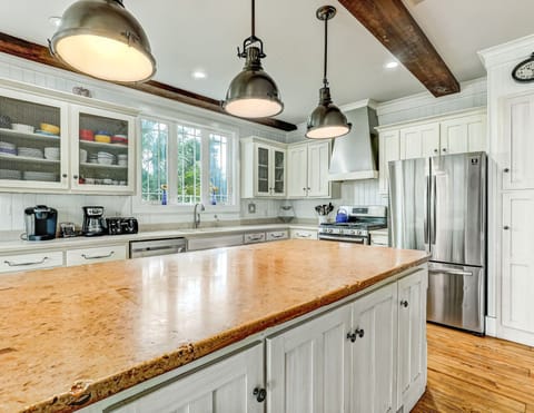 The island doubles as prep space or use it to serve up dishes for a gourmet meal at home.