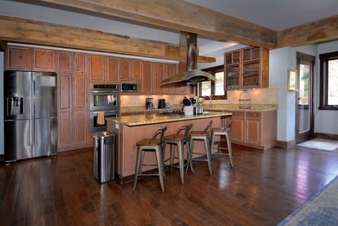 Kitchen w/4 barstools