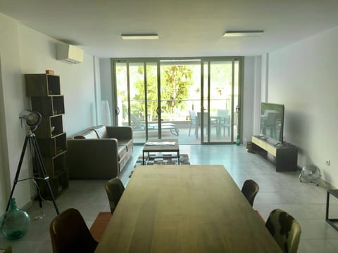 Blick vom Salon auf Terrasse
