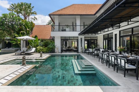2 outdoor pools