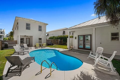 Destined to Be - Crystal Beach - Pool & Exterior