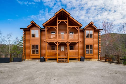 Beautiful 12 bed / 12 bath log cabin located in popular Black Bear Resort.