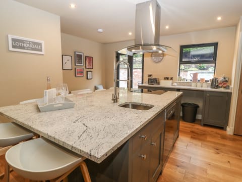 Cottage | Private kitchen | Fridge, dishwasher, electric kettle, cookware/dishes/utensils