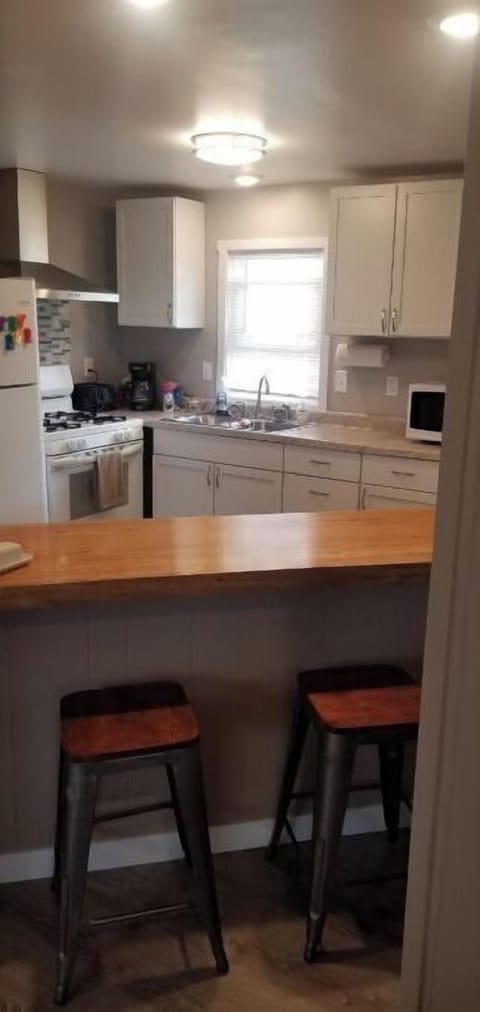 Kitchen Counter Seating- Cottage L
