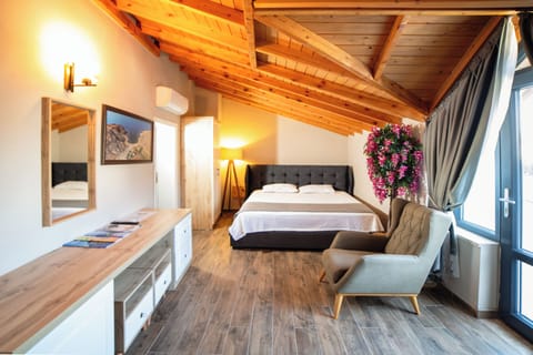 Suite | Hypo-allergenic bedding, minibar, in-room safe, soundproofing
