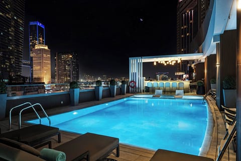 Outdoor pool, pool umbrellas, sun loungers