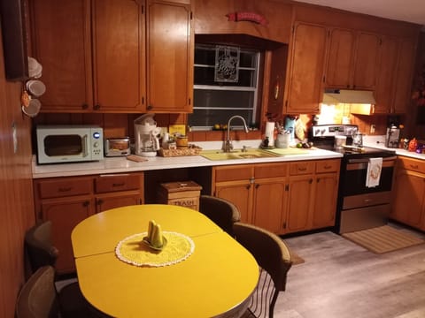Als' ole dinning table.  Full stocked kitchen & updated appliances