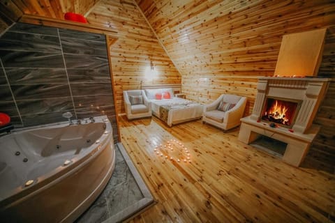 Traditional Cabin | Free WiFi, bed sheets